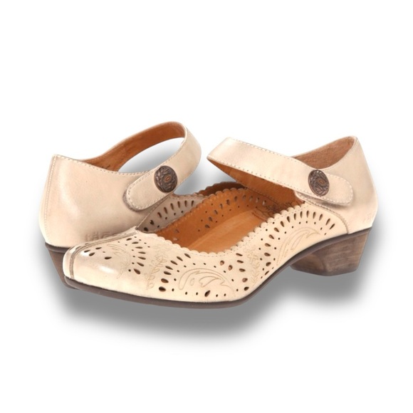 Taos Tango Mary Jane Heeled Shoes Pebbled Cream Leather Cutout Scalloped Edges 9 - Picture 1 of 13